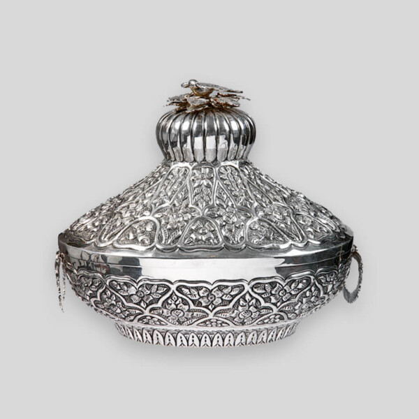 Boîte ancienne en argent ciselé d'Égypte