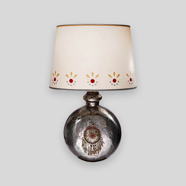 Lampe en métal frappé du Tibet