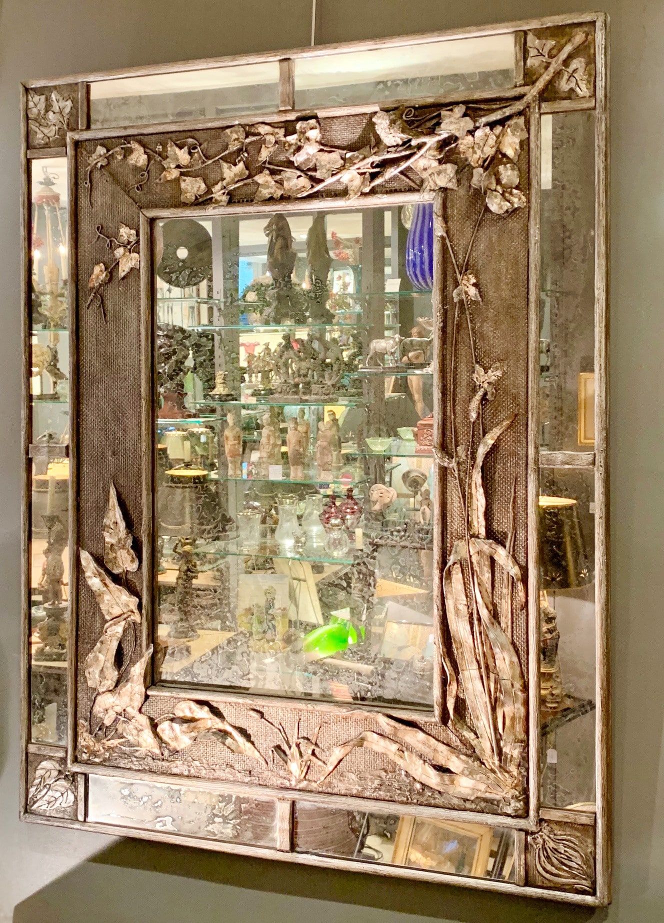 Miroir style XIXème avec cadre en bois sculpté et moulures dorées