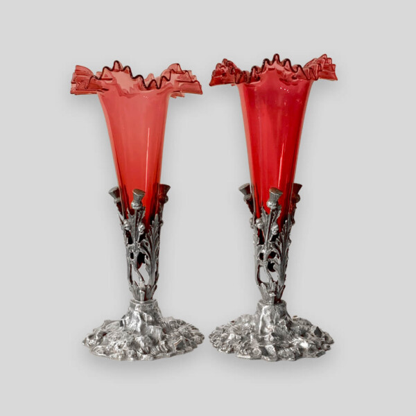 Paire de vases du 19ème siècle en bronze argenté et cristal rouge